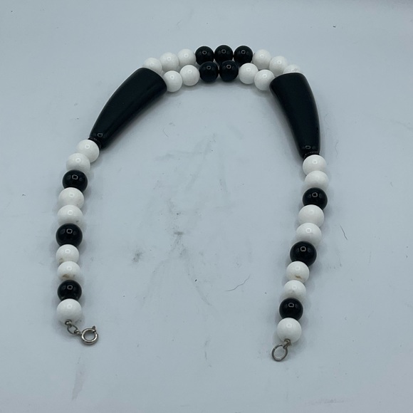 ”RETRO 80’s VINTAGE CHOKER STYLE BLACK AND WHITE NECKLACE” Costume Jewelry. - Picture 6 of 7